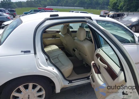 2009 Lincoln Town Car Signature Limited from USA, damaged, VIN 2LNHM82V79X631577